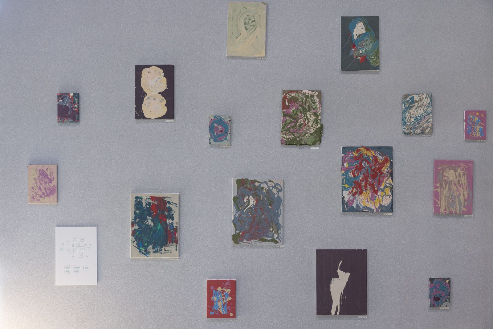 konst のギャラリー壁面に並ぶアートワーク