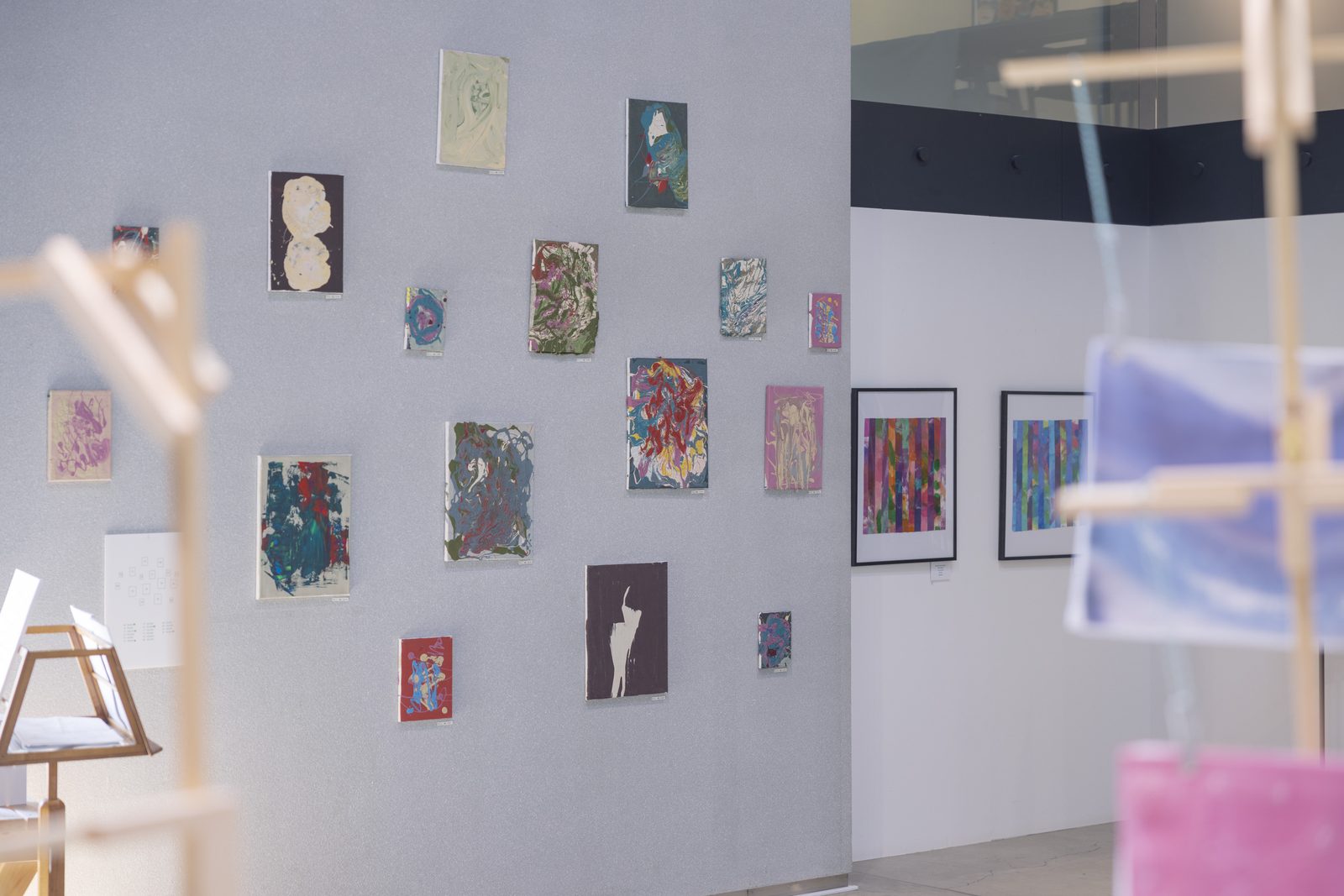 konst の展示会場、壁面全体に作品が展示された広い空間