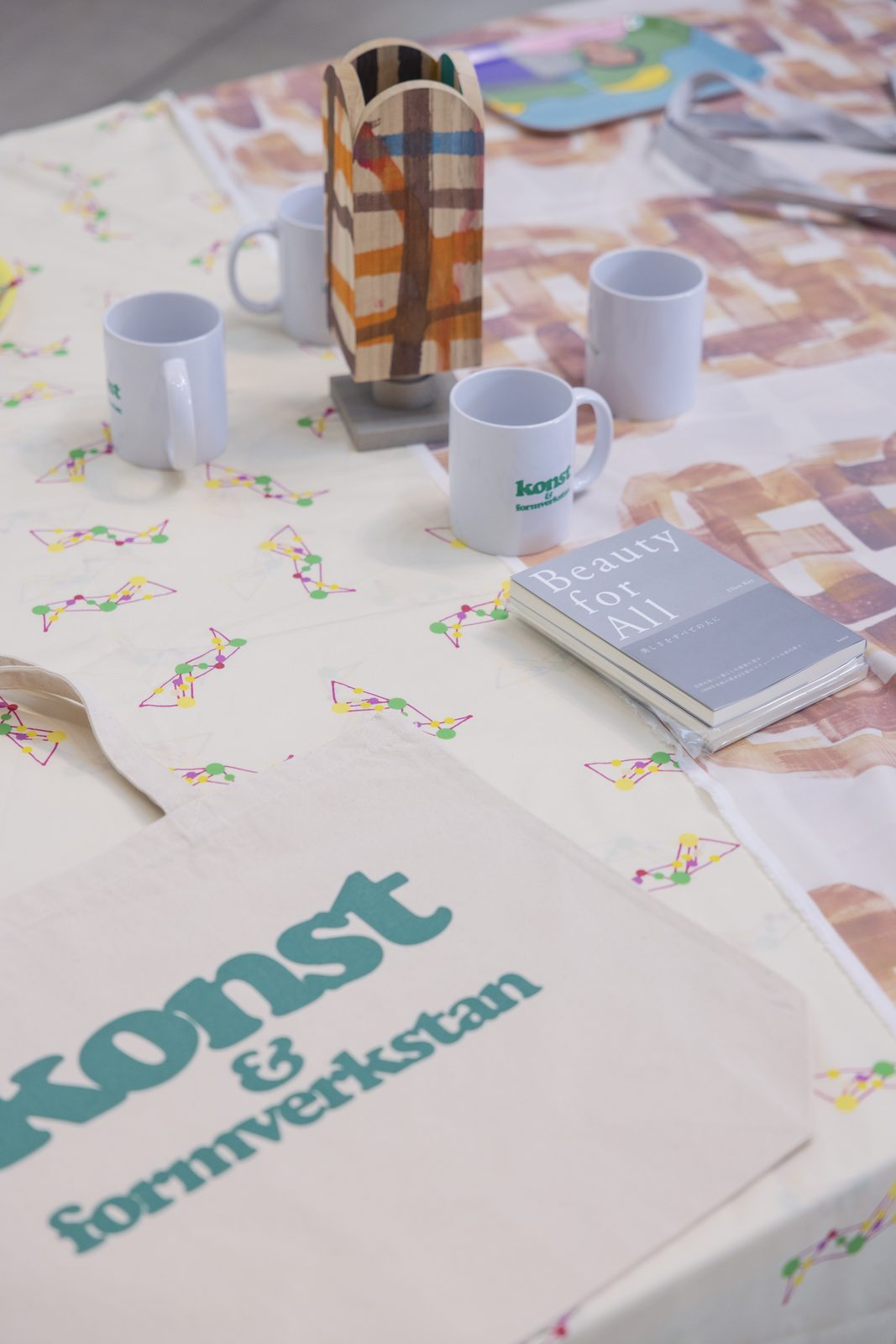 konst のプロダクトがテーブルに並ぶディスプレイの様子