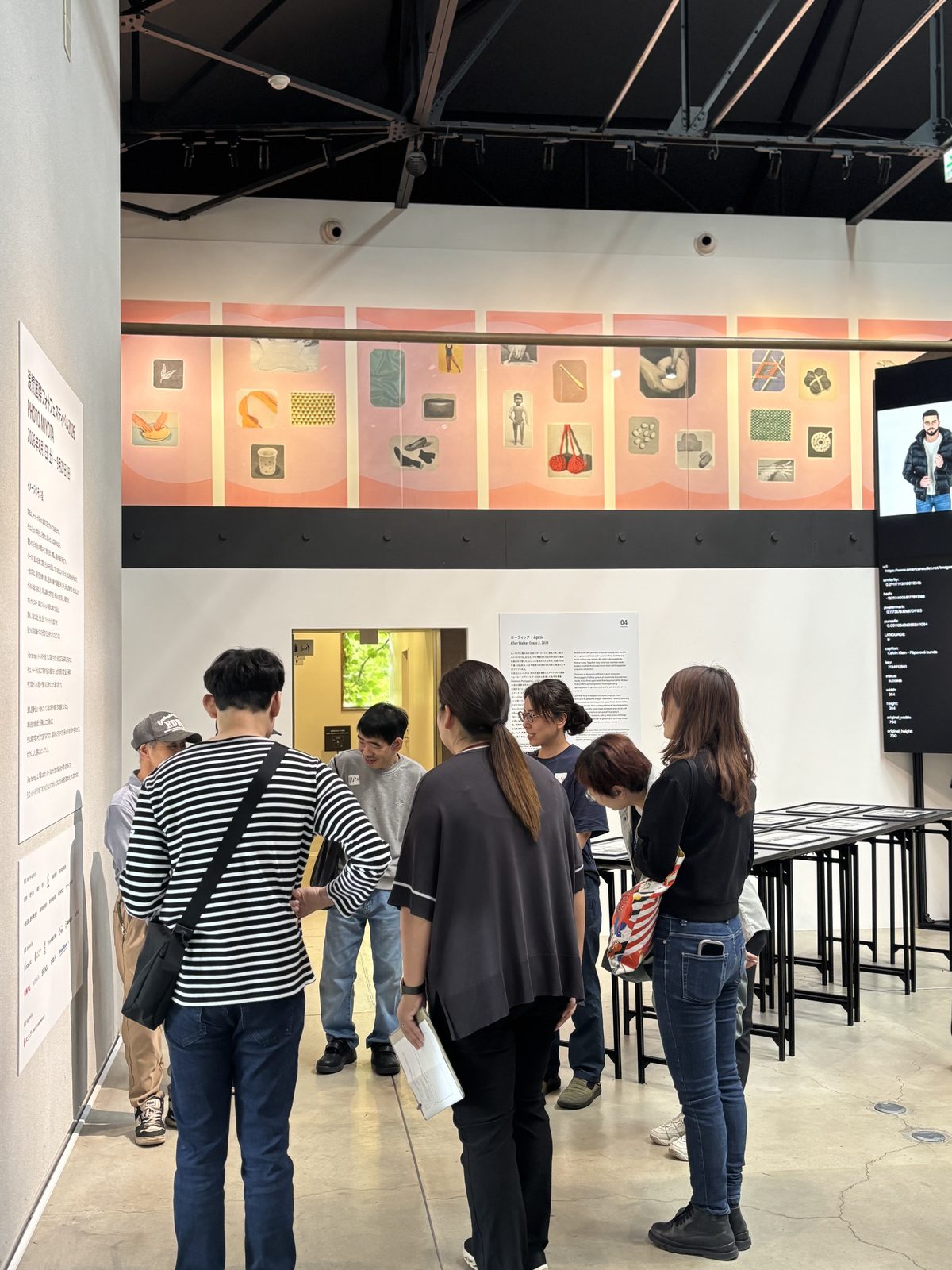 会場の展示前でグループごとに言葉を交わす対話型鑑賞の様子