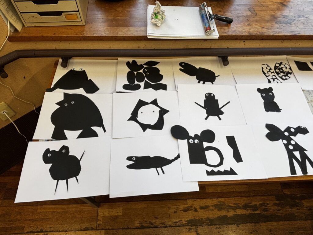 ワークショップで生まれた、黒い紙の切り絵でつくられた生き物たち