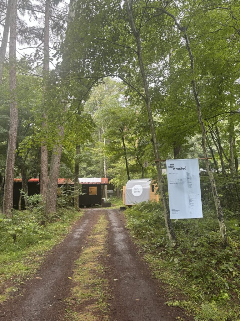 展示会「unconstructed _ 木と布をそばに」会場入口のサイン