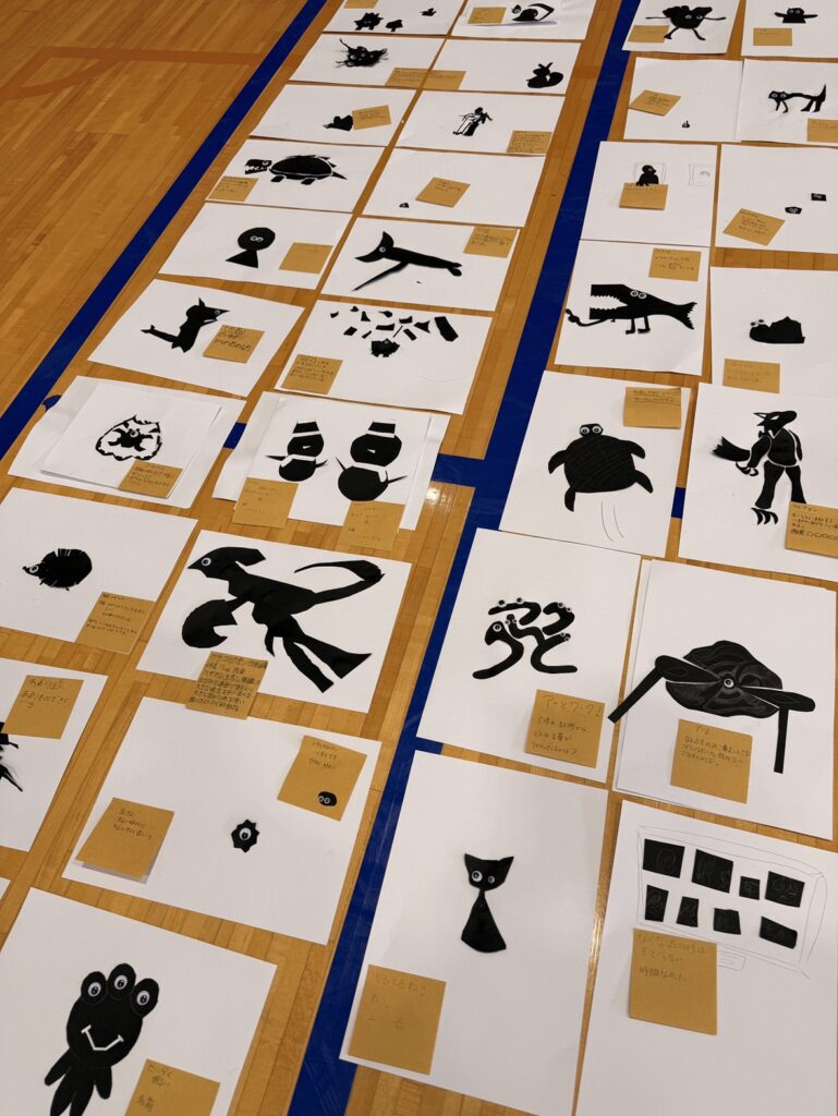 体育館の床一面に並んだキャラクター作品
