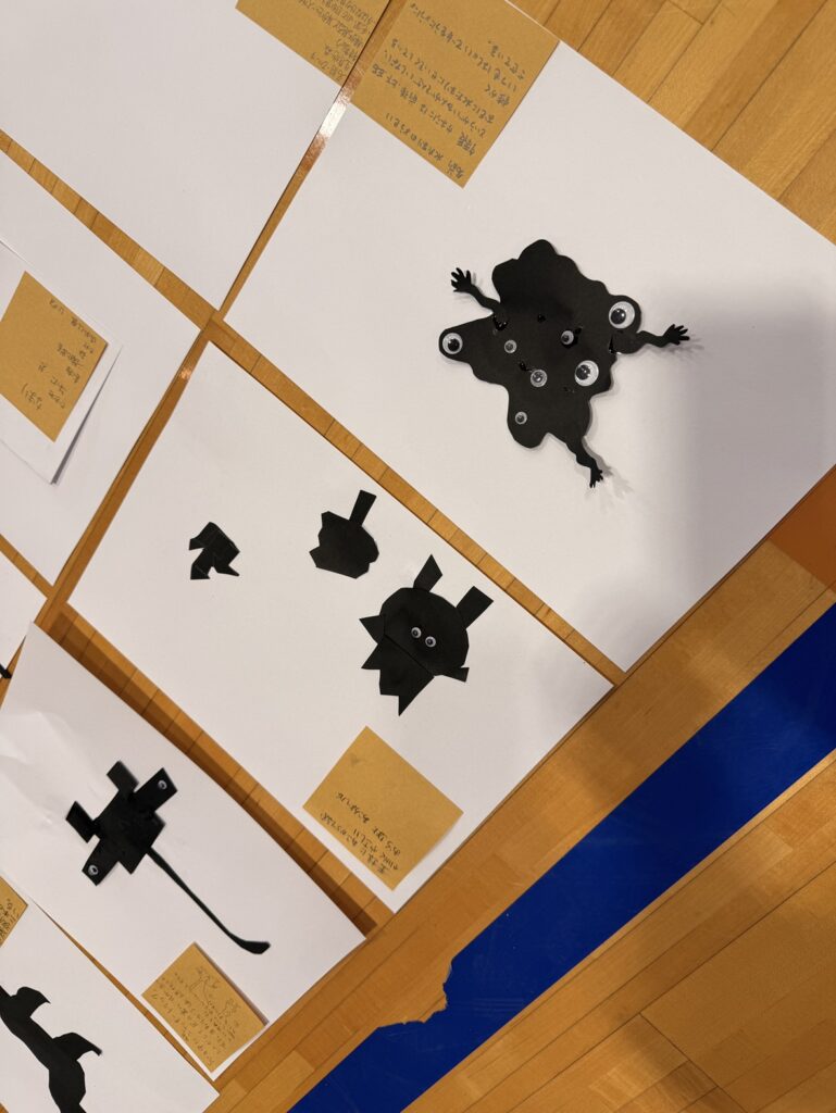 たくさんの目玉をもつキャラクターなど、黒い紙でつくった作品