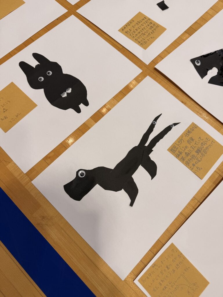 児童がつくったキャラクター「目玉トカゲ」と「うごぴー」