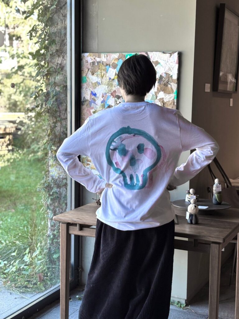 Skulls, Face to Face（見つめ合う骸骨）のロングTシャツ / Skulls, Face to Face long T-shirt